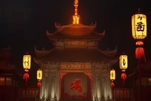 《无声片场》封面：空置摄影棚与吊臂灯架