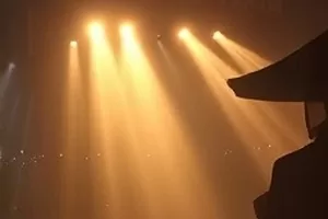 《潮汐之间》封面：退潮后的滩涂与渔船